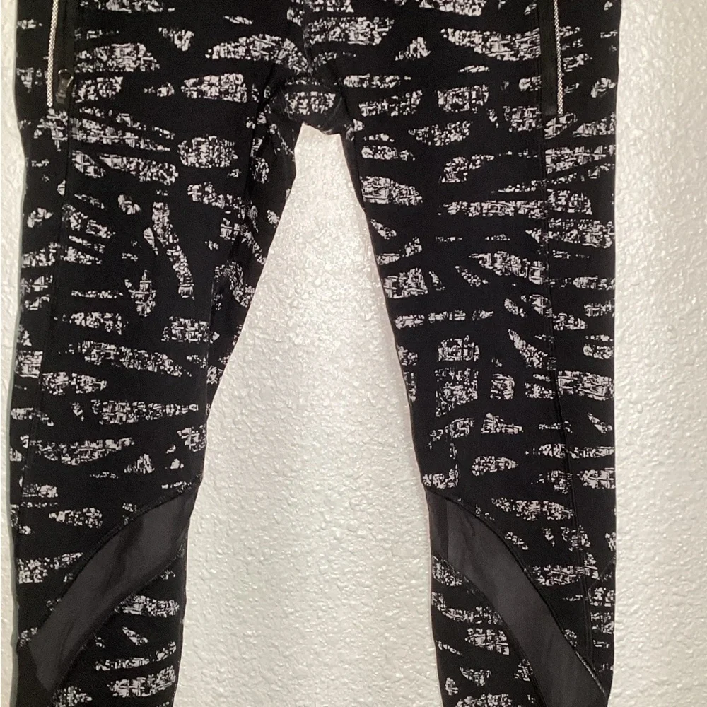lululemon inspire animal swirl embossed leggings size 10